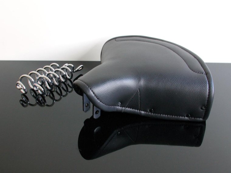 Обшивка сидения кожей на мопед