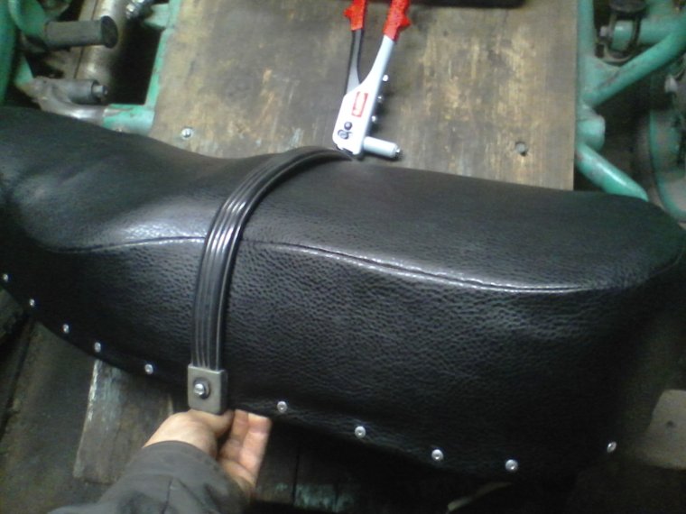 Обшивка сиденья мотоцикла