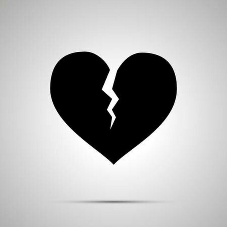 Разбитое белое сердце на черном фоне