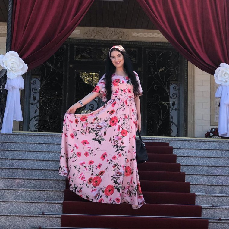 Анора Бозорова