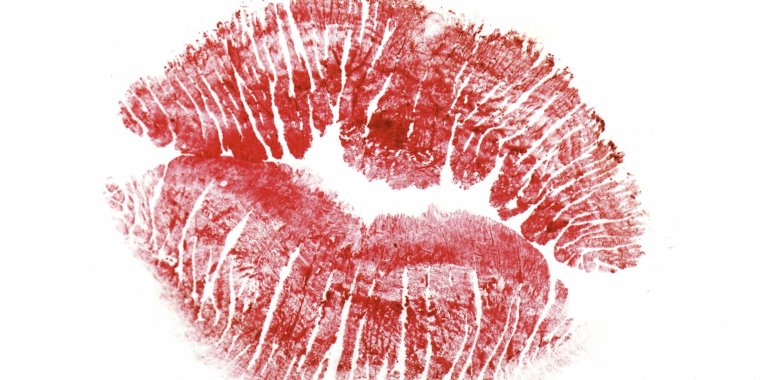 Отпечаток губ на белом фоне
