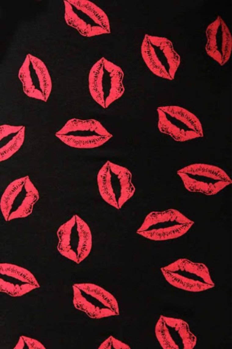 Отпечаток губ на черном фоне