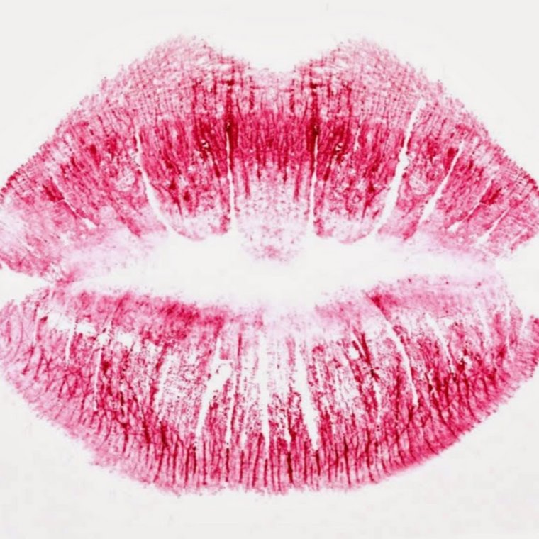 Отпечаток губ на белом фоне