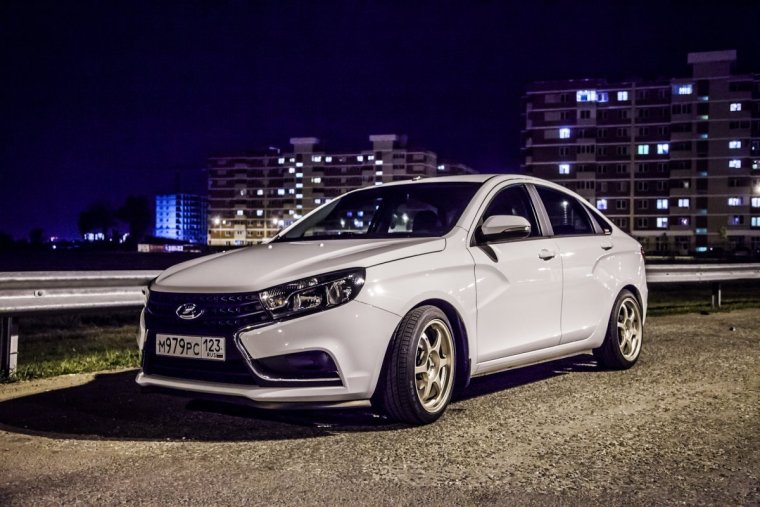 Лада Веста белая