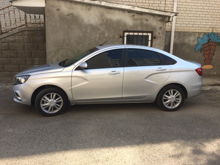 Лада Веста серебристая тонированная