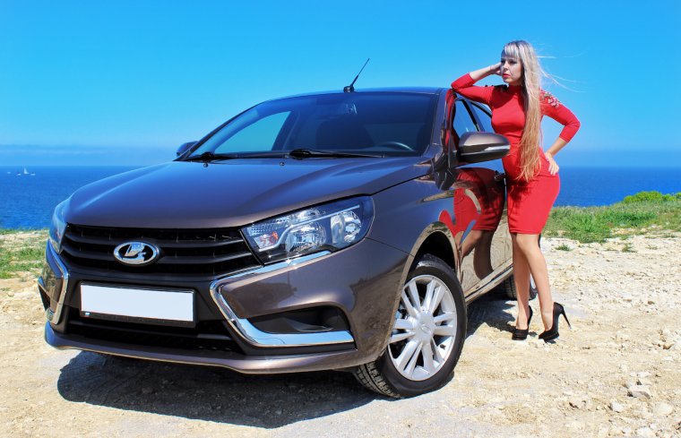 Лада Веста св кросс и девушки