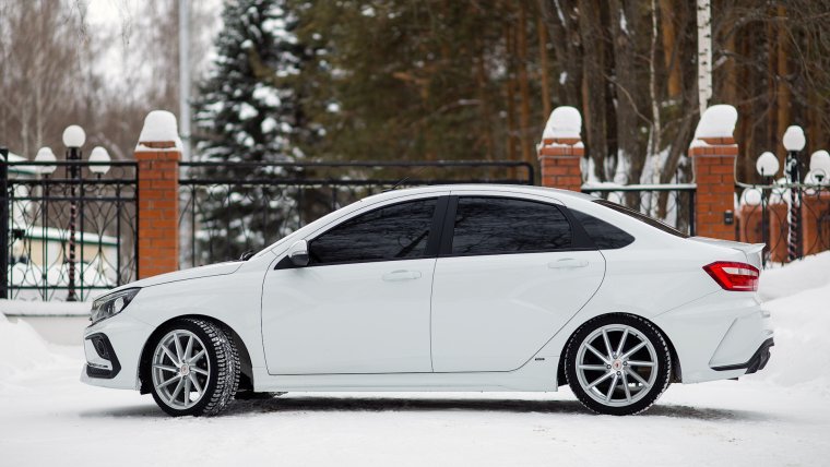 Лада Веста белая седан на 17 дисках