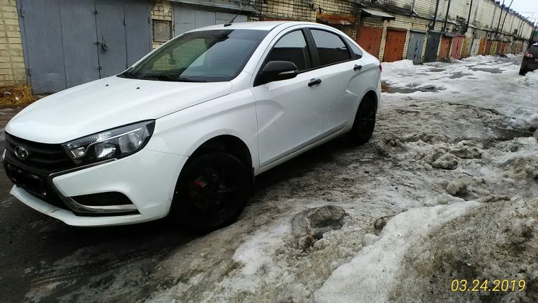 Лада Веста на штампах r15 белая