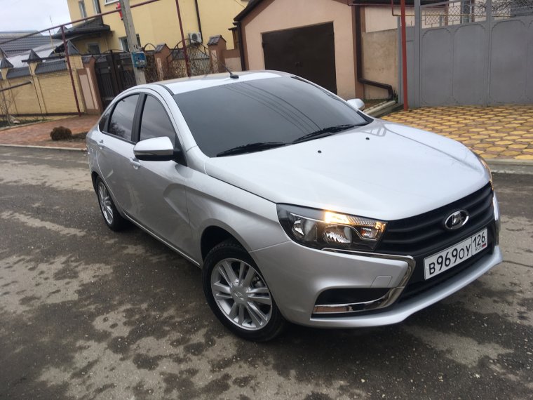 Лада Веста серебристая тонированная