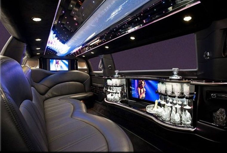 Стол в лимузине