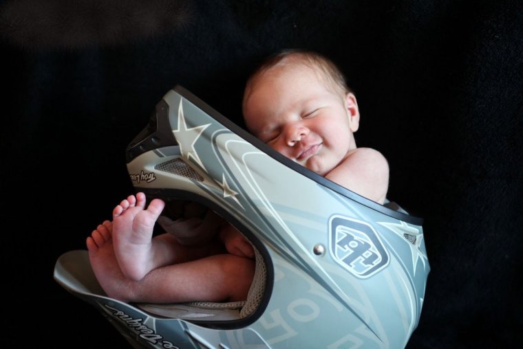 Фотосессия младенца в мотошлеме