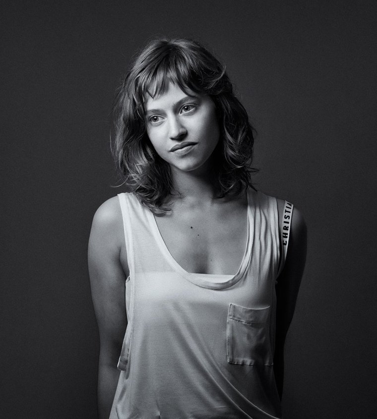 Актриса Лу де Лааж