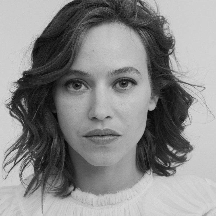 Актриса Лу де Лааж