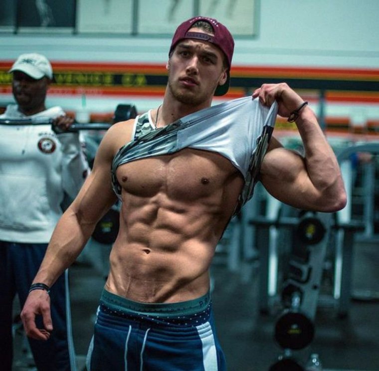 Накаченные руки у парня