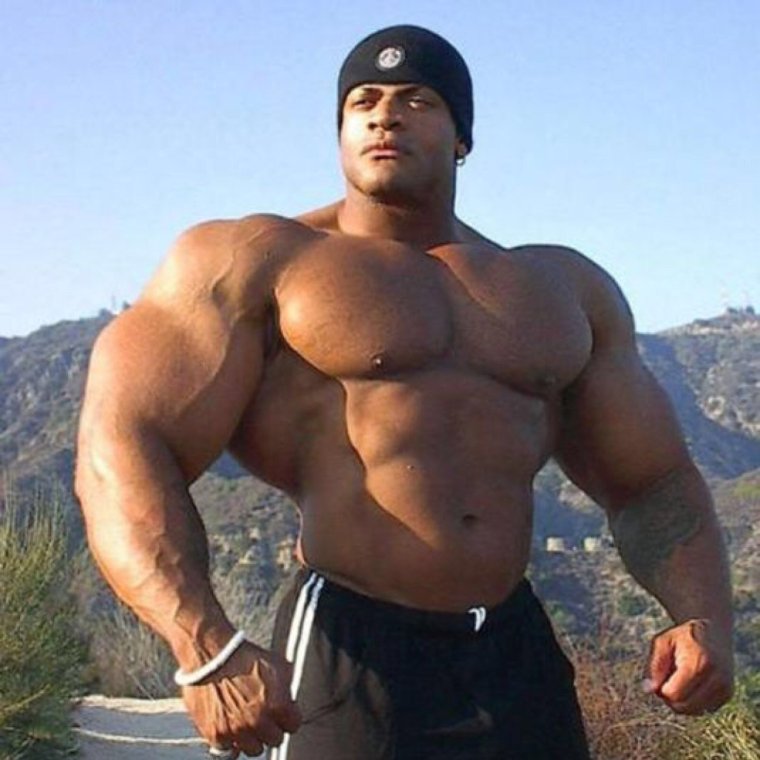 Качок смотрит в зеркало