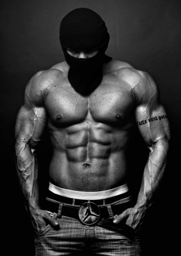 Сильно накаченный мужик