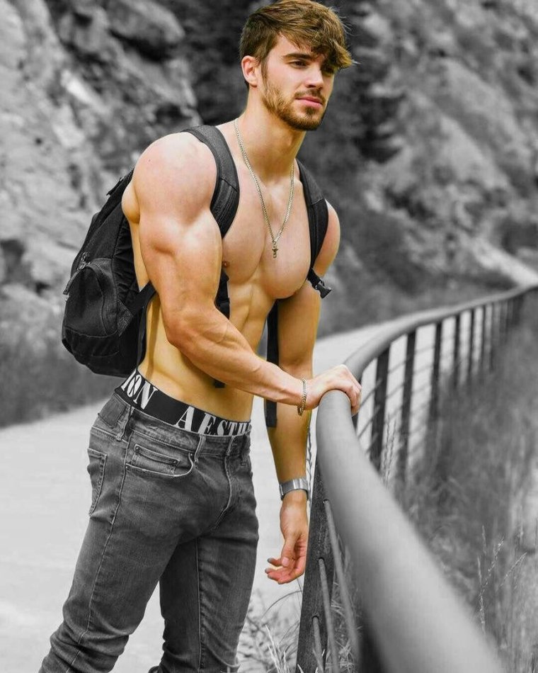 Бодибилдер в машине