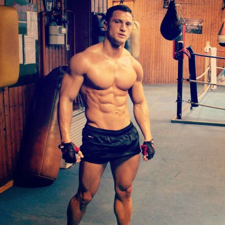 Бодибилдеры на улице