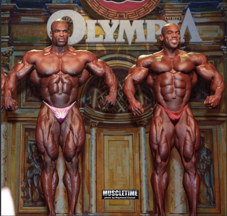 Много накаченных парней