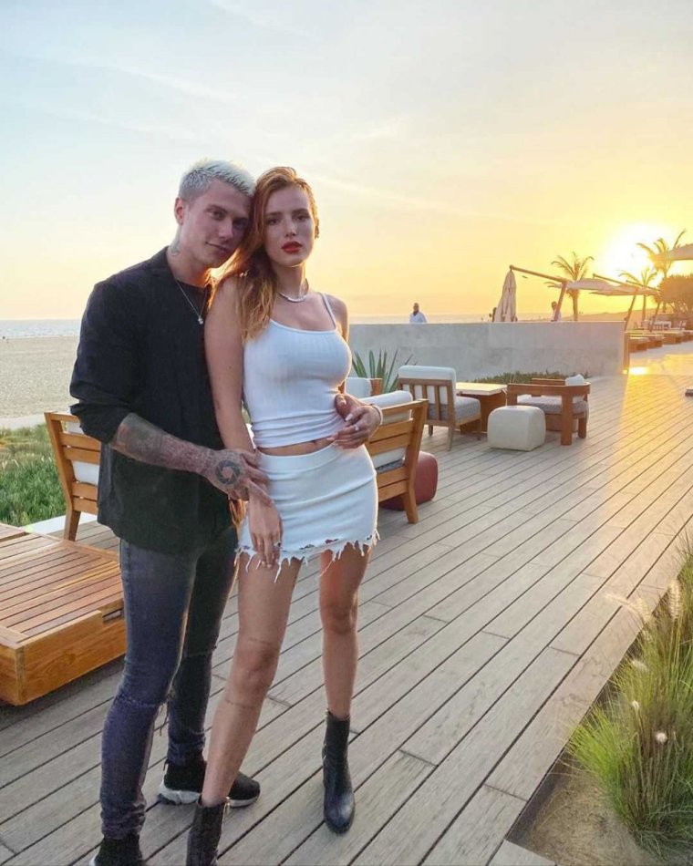 Белла Торн и её парень 2020