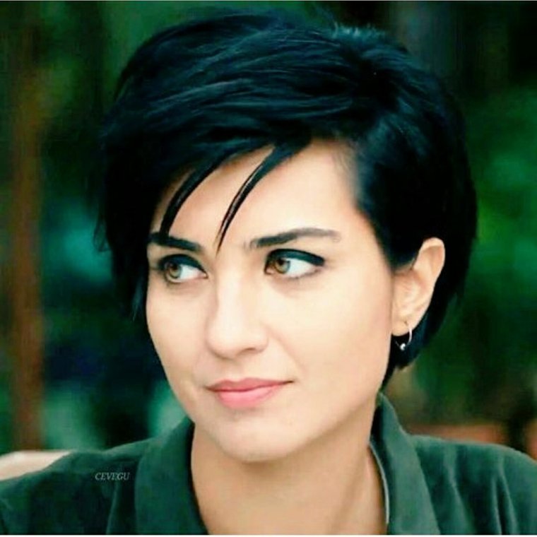 Туба Бюйюкюстюн стрижка