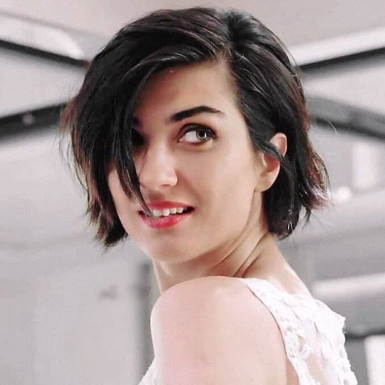 Туба Буйукустун в белом