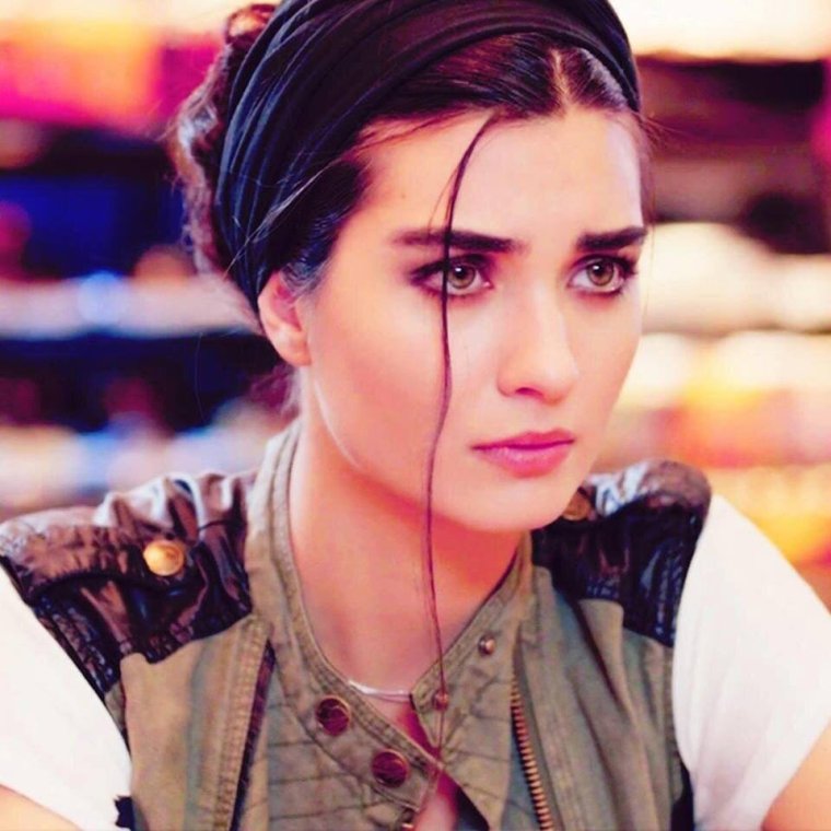 Актриса туба Буюк устун