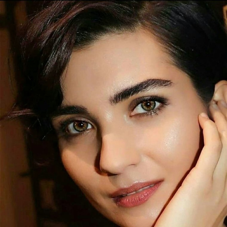 Tuba Büyüküstün очень короткая стрижка