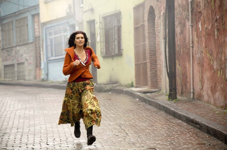 Туба Буйукустун глаза