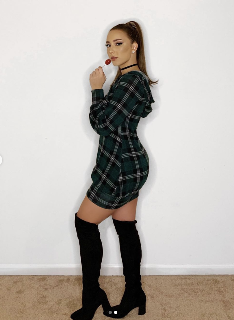 Уитни Джонс соски