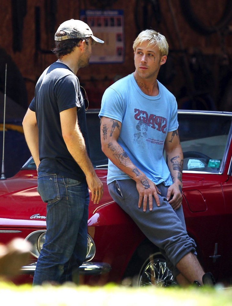 Райан Гослинг под соснами