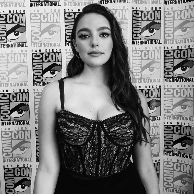 Даниэль Роуз Расселл грудь