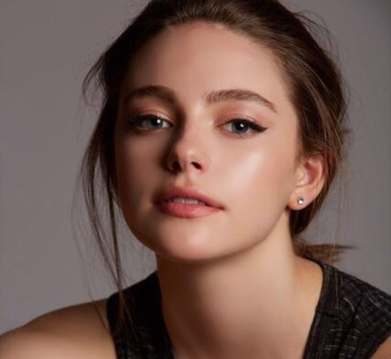 Даниэль Роуз Расселл в платье