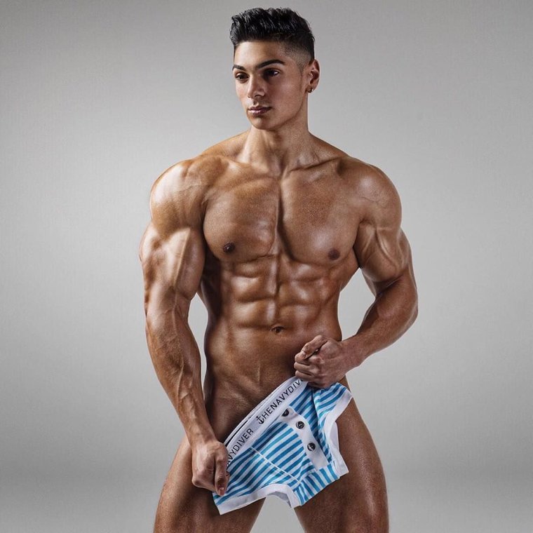 Мускулистый мужчина в джинсах