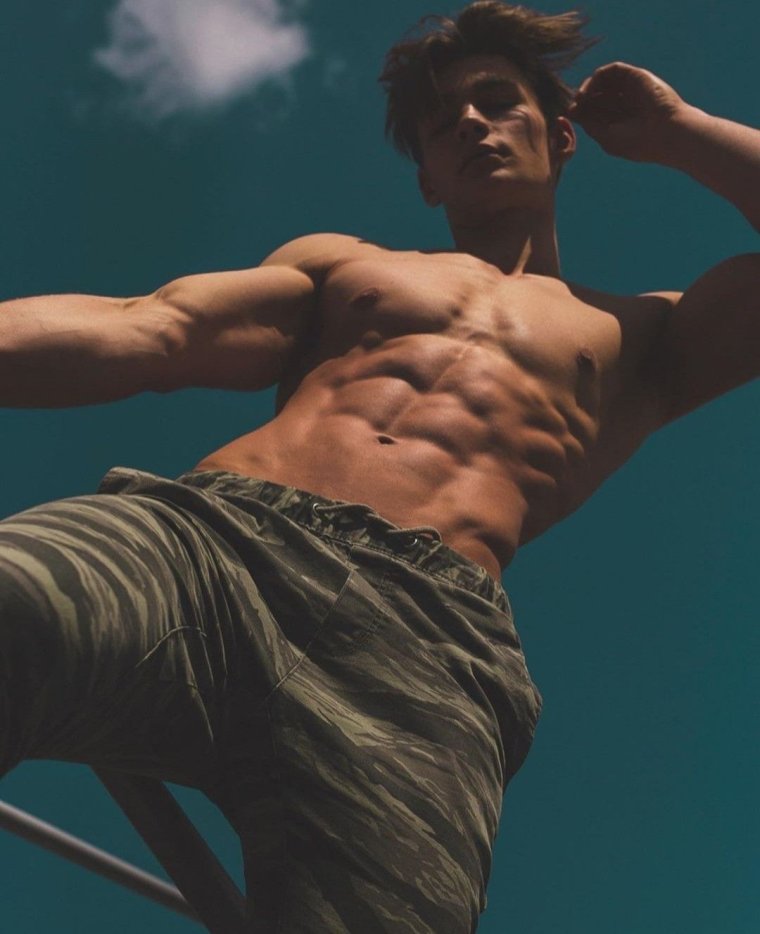 Сохра парень с прессом