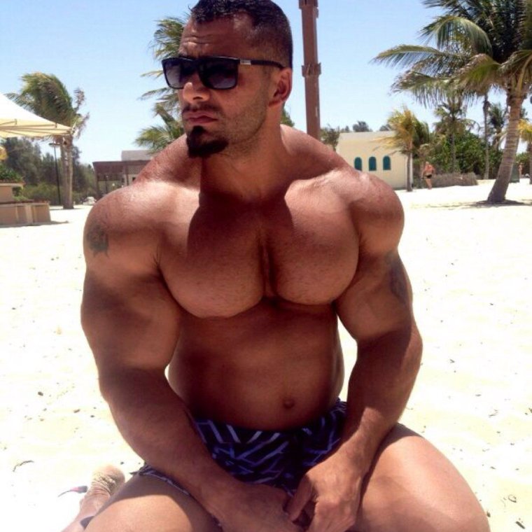 Накаченные мужчины в полотенце