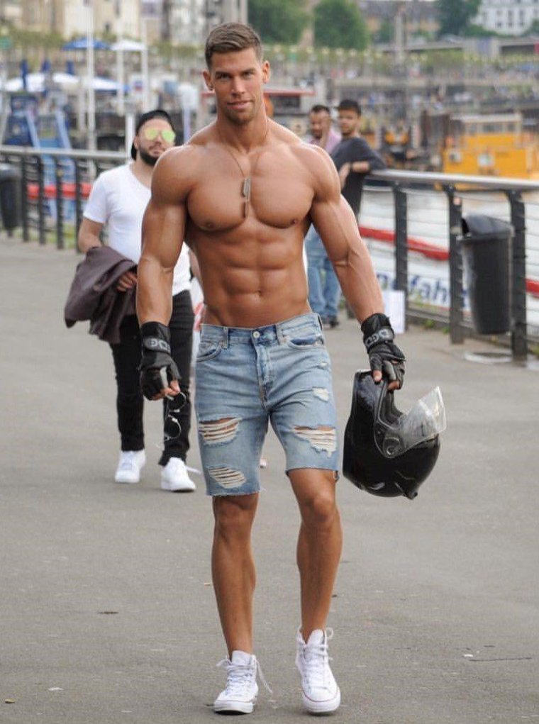 Мультяшный качок со штангой