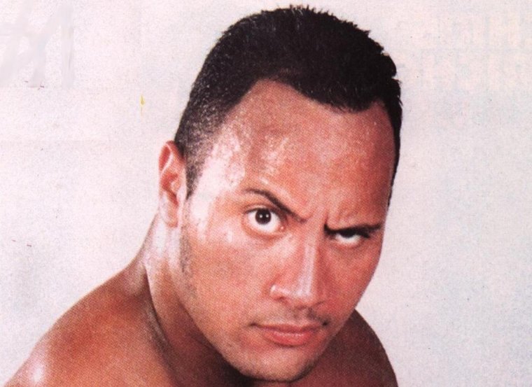 Дуэйн Джонсон поднимает бровь