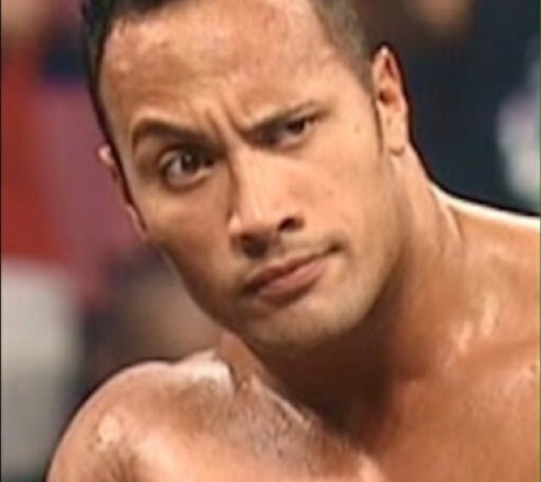 Скала Джонсон поднимает бровь