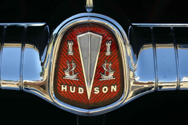 Мини Купер значок старый