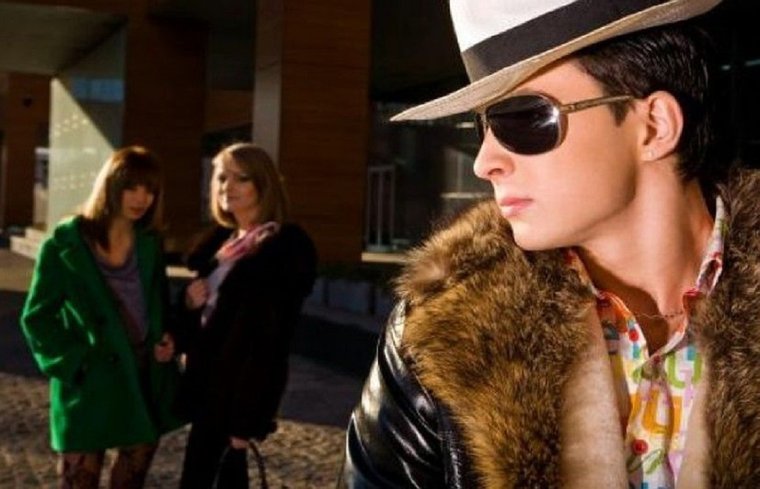 Билли Портер в розовом платье