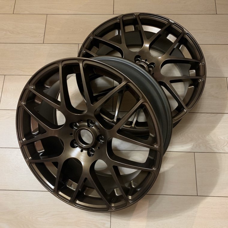 Диски цвета бронза на черной машине