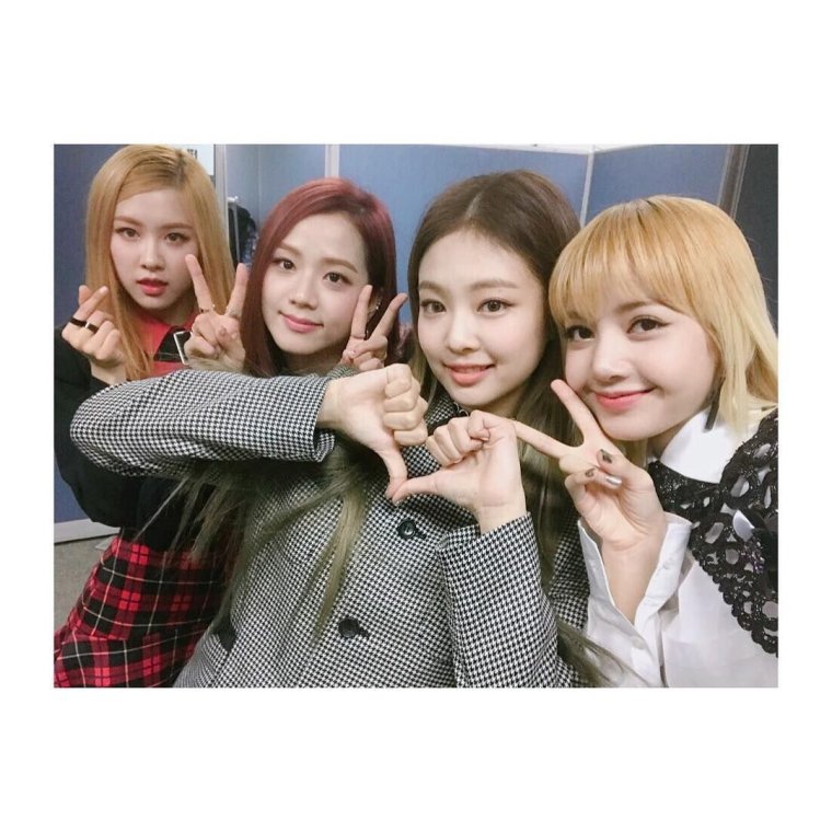 Группа BLACKPINK вместе