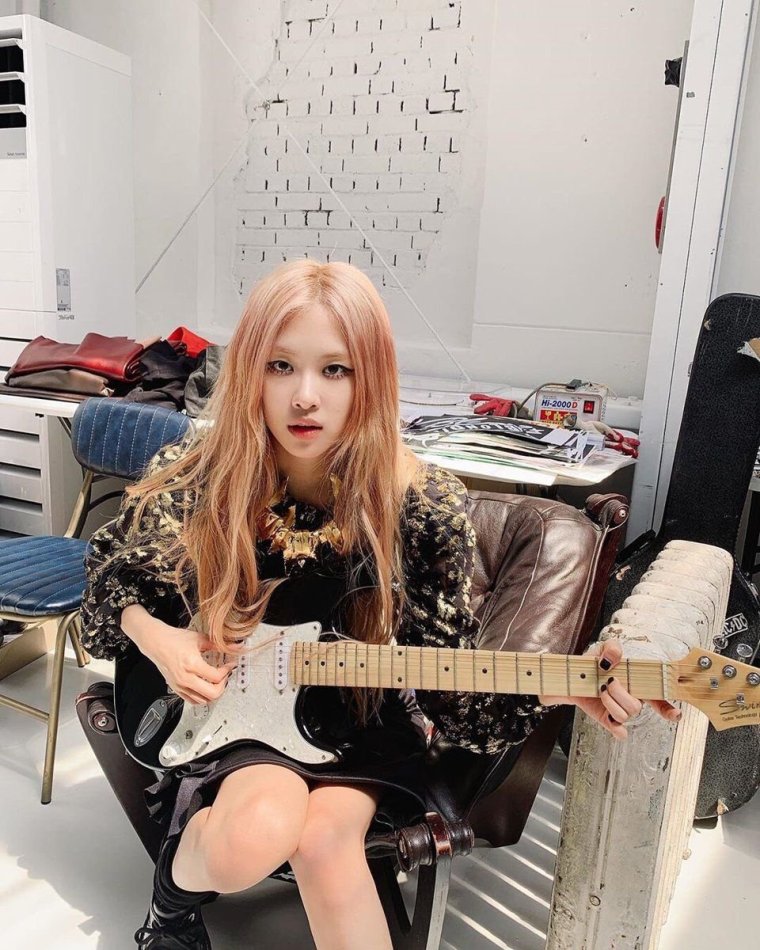 Розе из BLACKPINK С гитарой