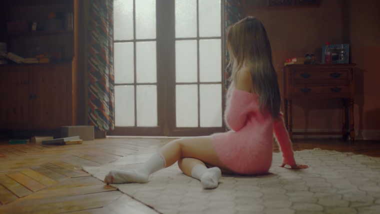 Дженни из BLACKPINK playing with Fire