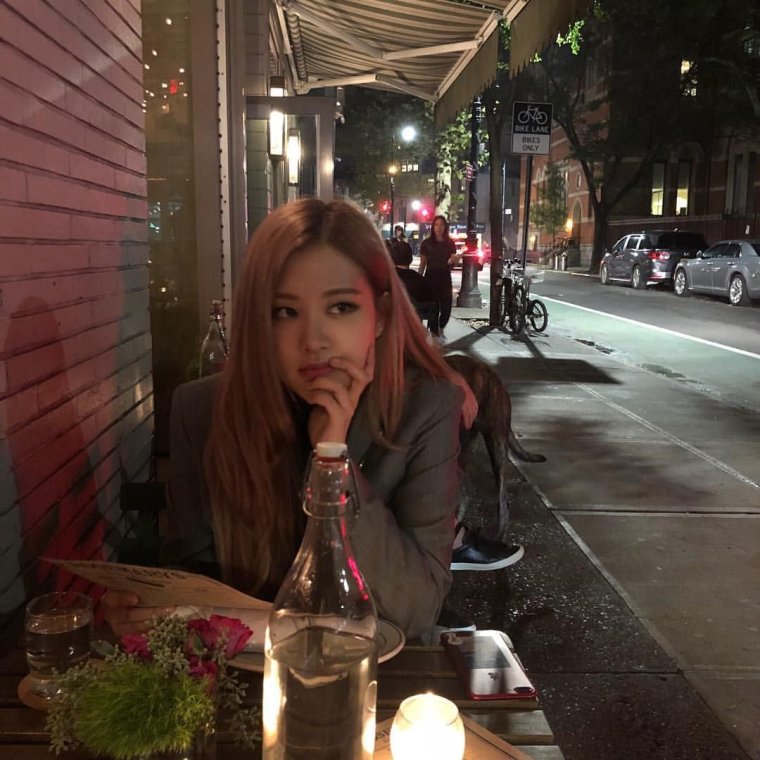 Розе на улице Блэк Пинк