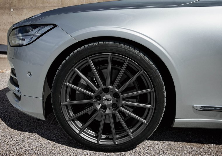 Литые диски в гараже