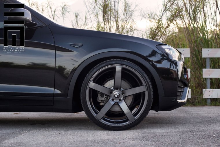 Диски на серой машине