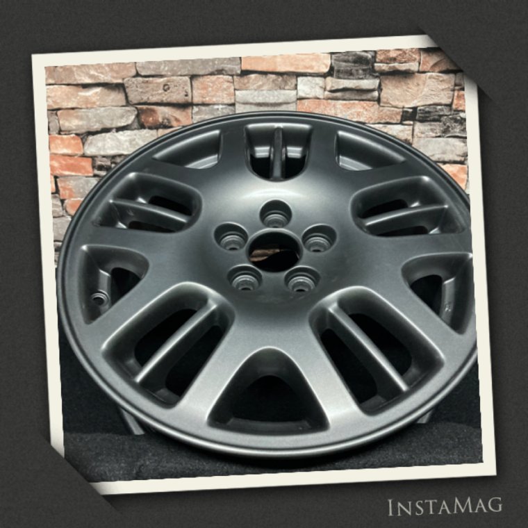 Автомобильные диски двух цветов