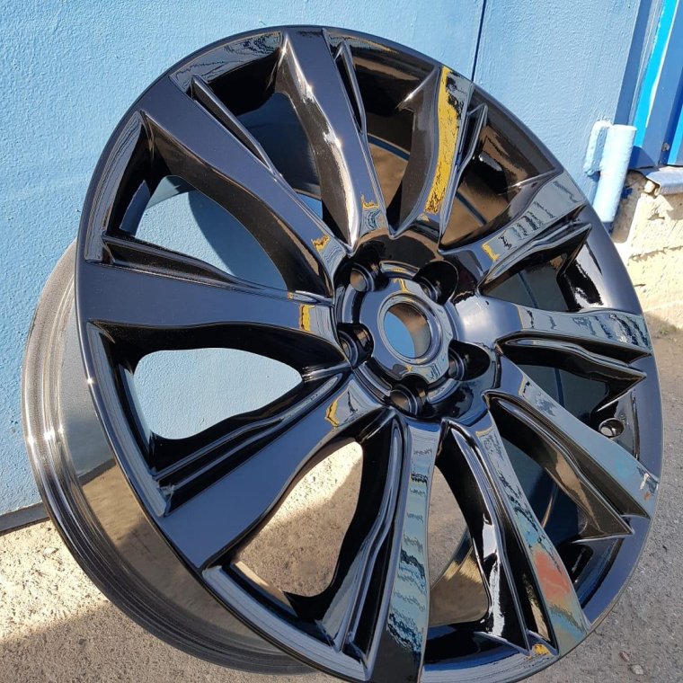 Графитовые диски на черной машине